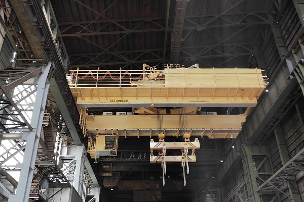 Weihua manufactured the first set rotary charging crane for steel production in China.